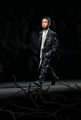 (250909) -- BEIJING, Sept. 9, 2025 -- A model presents a creation of Saint Joy by designer Bian Huizhong during the China Fashion Week in Beijing, capital of China, Sept. 8, 2025. ) CHINA-BEIJING-FASHION WEEK-SAINT JOY (CN) ChenxShuo 