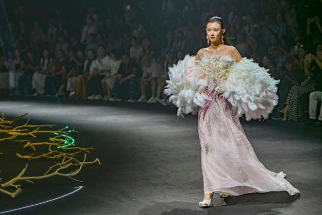 (250909) -- BEIJING, Sept. 9, 2025 -- A model presents a creation of Saint Joy by designer Bian Huizhong during the China Fashion Week in Beijing, capital of China, Sept. 8, 2025. ) CHINA-BEIJING-FASHION WEEK-SAINT JOY (CN) ChenxShuo 