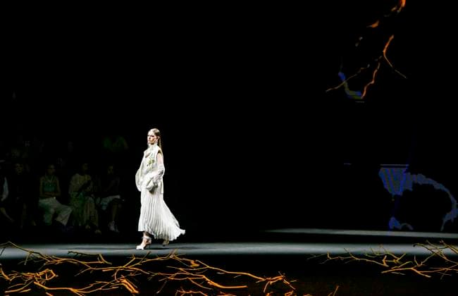 (250909) -- BEIJING, Sept. 9, 2025 -- A model presents a creation of Saint Joy by designer Bian Huizhong during the China Fashion Week in Beijing, capital of China, Sept. 8, 2025. ) CHINA-BEIJING-FASHION WEEK-SAINT JOY (CN) ChenxShuo 