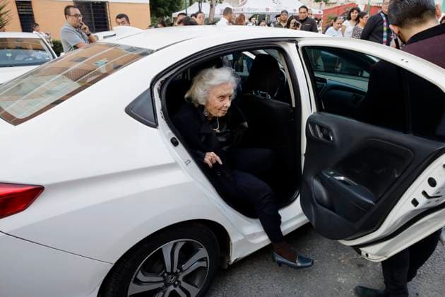 Iztapalapa Mayor s Office Pays Tribute To Mexican Writer Elena Poniatowska Mexican writer Elena Poniatowska gets out of a car before her tribute, led by Aleida Alavez, Mayor of Iztapalapa, Mexico City, at the Civic Plaza of the Plaza Gavilan Housing Unit, which bears her name in recognition of her contribution to Mexican literature, culture, and history, in Mexico City, Mexico, on September 8, 2025. Mexico City Mexico City Mexico Copyright: xGerardoxVieyrax originalFilename: vieyra-notitle250908_npCNd.jpg