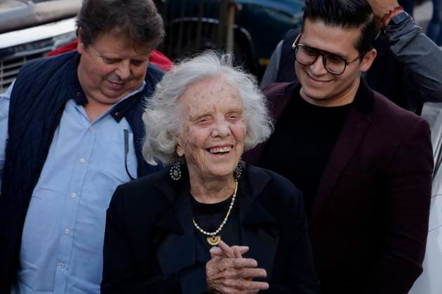 Iztapalapa Mayor s Office Pays Tribute To Mexican Writer Elena Poniatowska Mexican writer Elena Poniatowska gets out of a car before her tribute, led by Aleida Alavez, Mayor of Iztapalapa, Mexico City, at the Civic Plaza of the Plaza Gavilan Housing Unit, which bears her name in recognition of her contribution to Mexican literature, culture, and history, in Mexico City, Mexico, on September 8, 2025. Mexico City Mexico City Mexico Copyright: xGerardoxVieyrax originalFilename: vieyra-notitle250908_npRS7.jpg