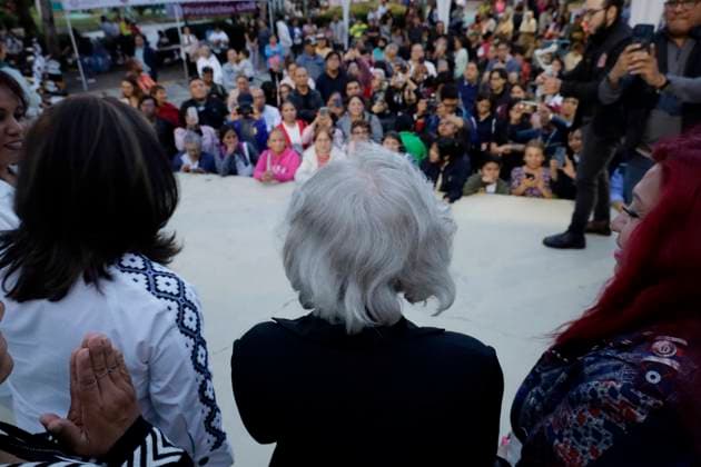 Iztapalapa Mayor s Office Pays Tribute To Mexican Writer Elena Poniatowska Elena Poniatowska, a Mexican writer, pays homage to the flag during a tribute led by Aleida Alavez, Mayor of Iztapalapa, in Mexico City, Mexico, on September 8, 2025, at the Civic Plaza of the Plaza Gavilan Housing Unit, which bears her name in recognition of her contribution to Mexican literature, culture, and history. Mexico City Mexico City Mexico Copyright: xGerardoxVieyrax originalFilename: vieyra-notitle250908_npvmI.jpg