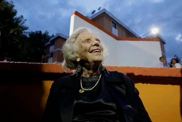 Iztapalapa Mayor s Office Pays Tribute To Mexican Writer Elena Poniatowska Elena Poniatowska, a Mexican writer, pays homage to the flag during a tribute led by Aleida Alavez, Mayor of Iztapalapa, in Mexico City, Mexico, on September 8, 2025, at the Civic Plaza of the Plaza Gavilan Housing Unit, which bears her name in recognition of her contribution to Mexican literature, culture, and history. Mexico City Mexico City Mexico Copyright: xGerardoxVieyrax originalFilename: vieyra-notitle250908_nplVn.jpg