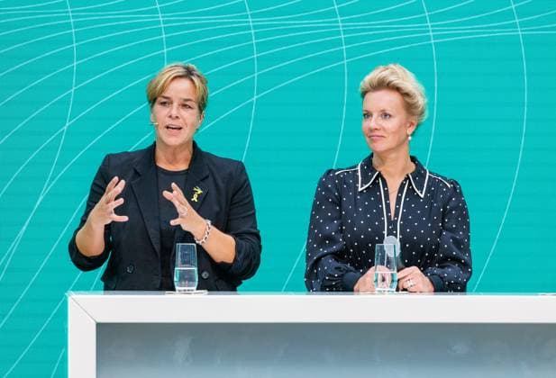 08.09.2025. Düsseldorf. Mit dem Innovationspreis NRW 2025 zeichnet das Land engagierte Persönlichkeiten aus, die mit Kreativität, Einsatz und Risikobereitschaft maßgeblich zur Innovationsstärke Nordrhein-Westfalens beitragen. NRW-Wirtschafts- und Klimaschutzministerin Mona Neubaur verleiht den Preis an Forscher aus Düsseldorf und Bielefeld. Hier v. li.: NRW-Wirtschafts- und Klimaschutzministerin Mona Neubaur, NRW-Wissenschaftsministerin Ina Brandes. Düsseldorf EUREF-Campus Nordrhein-Westfalen Deutschland