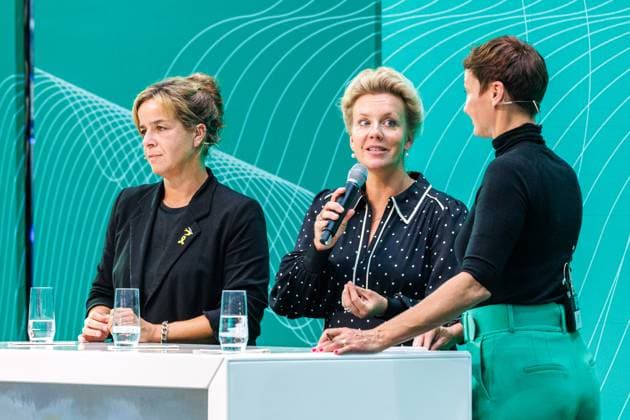 08.09.2025. Düsseldorf. Mit dem Innovationspreis NRW 2025 zeichnet das Land engagierte Persönlichkeiten aus, die mit Kreativität, Einsatz und Risikobereitschaft maßgeblich zur Innovationsstärke Nordrhein-Westfalens beitragen. NRW-Wirtschafts- und Klimaschutzministerin Mona Neubaur verleiht den Preis an Forscher aus Düsseldorf und Bielefeld. Hier v. li.: NRW-Wirtschafts- und Klimaschutzministerin Mona Neubaur, NRW-Wissenschaftsministerin Ina Brandes und Moderatorin Kimsy von Reischach. Düsseldorf EUREF-Campus Nordrhein-Westfalen Deutschland