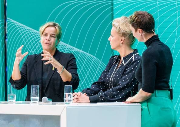 08.09.2025. Düsseldorf. Mit dem Innovationspreis NRW 2025 zeichnet das Land engagierte Persönlichkeiten aus, die mit Kreativität, Einsatz und Risikobereitschaft maßgeblich zur Innovationsstärke Nordrhein-Westfalens beitragen. NRW-Wirtschafts- und Klimaschutzministerin Mona Neubaur verleiht den Preis an Forscher aus Düsseldorf und Bielefeld. Hier v. li.: NRW-Wirtschafts- und Klimaschutzministerin Mona Neubaur, NRW-Wissenschaftsministerin Ina Brandes und Moderatorin Kimsy von Reischach. Düsseldorf EUREF-Campus Nordrhein-Westfalen Deutschland