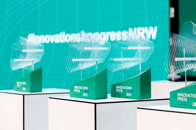 08.09.2025. Düsseldorf. Mit dem Innovationspreis NRW 2025 zeichnet das Land engagierte Persönlichkeiten aus, die mit Kreativität, Einsatz und Risikobereitschaft maßgeblich zur Innovationsstärke Nordrhein-Westfalens beitragen. NRW-Wirtschafts- und Klimaschutzministerin Mona Neubaur verleiht den Preis an Forscher aus Düsseldorf und Bielefeld. Düsseldorf EUREF-Campus Nordrhein-Westfalen Deutschland