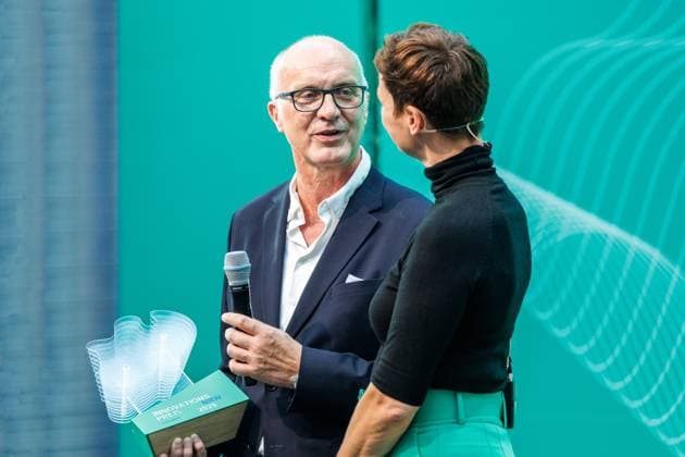 08.09.2025. Düsseldorf. Mit dem Innovationspreis NRW 2025 zeichnet das Land engagierte Persönlichkeiten aus, die mit Kreativität, Einsatz und Risikobereitschaft maßgeblich zur Innovationsstärke Nordrhein-Westfalens beitragen. NRW-Wirtschafts- und Klimaschutzministerin Mona Neubaur verleiht den Preis an Forscher aus Düsseldorf und Bielefeld. Hier: Kategorie innovation (Preisgeld 75.000 Euro): Prof. Dr. Dr. h. c. Holger Stark (Universitätsprofessor für pharmazeutische und medizinische Chemie sowie geschäftsführender Leiter der wissenschaftlichen Einrichtung Pharmazie der Heinrich-Heine-Universität Düsseldorf) ist es mit seinem Team gelungen, eine neue Therapie-Option zur Behandlung des Glaukoms (Grüner Star) zu entwickeln. Dabei hemmt e