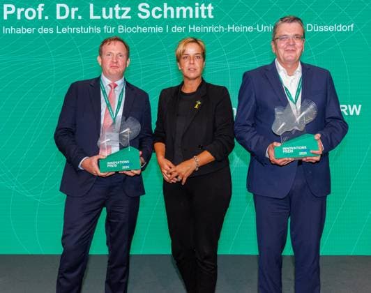 08.09.2025. Düsseldorf. Mit dem Innovationspreis NRW 2025 zeichnet das Land engagierte Persönlichkeiten aus, die mit Kreativität, Einsatz und Risikobereitschaft maßgeblich zur Innovationsstärke Nordrhein-Westfalens beitragen. NRW-Wirtschafts- und Klimaschutzministerin Mona Neubaur verleiht den Preis an Forscher aus Düsseldorf und Bielefeld. Hier: Kategorie innovation2business (Preisgeld 2 x 15.000 Euro): Dr. Christian Schwarz (Mitgründer und geschäftsführender Gesellschafter der Numaferm GmbH, Düsseldorf) entwickelte gemeinsam mit Prof. Dr. Lutz Schmitt (Inhaber des Lehrstuhls für Biochemie I der Heinrich-Heine-Universität Düsseldorf) ein nachhaltiges Bioverfahren zur Herstellung von Peptiden und Proteinen. Im Spin-off Numaferm werden