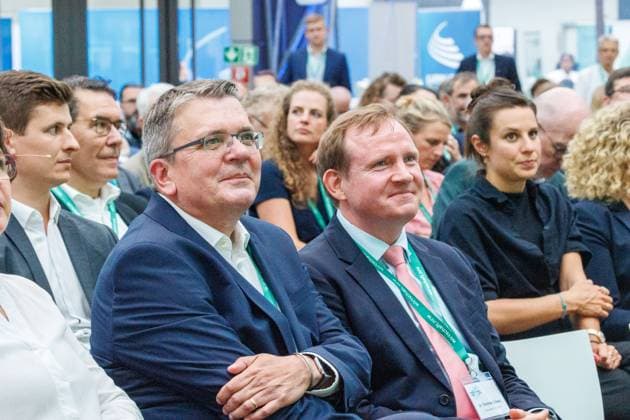 08.09.2025. Düsseldorf. Mit dem Innovationspreis NRW 2025 zeichnet das Land engagierte Persönlichkeiten aus, die mit Kreativität, Einsatz und Risikobereitschaft maßgeblich zur Innovationsstärke Nordrhein-Westfalens beitragen. NRW-Wirtschafts- und Klimaschutzministerin Mona Neubaur verleiht den Preis an Forscher aus Düsseldorf und Bielefeld. Hier: Kategorie innovation2business (Preisgeld 2 x 15.000 Euro): Dr. Christian Schwarz (Mitgründer und geschäftsführender Gesellschafter der Numaferm GmbH, Düsseldorf) entwickelte gemeinsam mit Prof. Dr. Lutz Schmitt (Inhaber des Lehrstuhls für Biochemie I der Heinrich-Heine-Universität Düsseldorf) ein nachhaltiges Bioverfahren zur Herstellung von Peptiden und Proteinen. Im Spin-off Numaferm werden