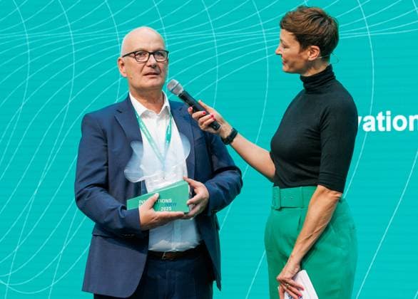 08.09.2025. Düsseldorf. Mit dem Innovationspreis NRW 2025 zeichnet das Land engagierte Persönlichkeiten aus, die mit Kreativität, Einsatz und Risikobereitschaft maßgeblich zur Innovationsstärke Nordrhein-Westfalens beitragen. NRW-Wirtschafts- und Klimaschutzministerin Mona Neubaur verleiht den Preis an Forscher aus Düsseldorf und Bielefeld. Hier: Kategorie innovation2market (Preisgeld 15.000 Euro): Dr. Martin Schleef (Gründer, langjähriger Geschäftsführer und Gesellschafter der PlasmidFactory GmbH, Bielefeld) gelang es, sogenannte Plasmid-DNA erheblich zu verkleinern, um sie für die Krebsbekämpfung verwendbar zu machen. Die mit Hilfe der sogenannten Minicircle hergestellten CAR-T-Zellen gelten als derzeit äußerst aussichtsreiches W