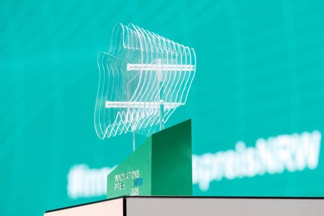 08.09.2025. Düsseldorf. Mit dem Innovationspreis NRW 2025 zeichnet das Land engagierte Persönlichkeiten aus, die mit Kreativität, Einsatz und Risikobereitschaft maßgeblich zur Innovationsstärke Nordrhein-Westfalens beitragen. NRW-Wirtschafts- und Klimaschutzministerin Mona Neubaur verleiht den Preis an Forscher aus Düsseldorf und Bielefeld. Düsseldorf EUREF-Campus Nordrhein-Westfalen Deutschland
