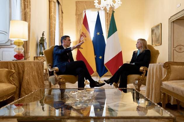 Meloni - Sanchez meeting in Rome ROME, ITALY - APRIL 05: (----EDITORIAL USE ONLY – MANDATORY CREDIT - ITALIAN PRIME MINISTRY PALAZZO CHIGI HANDOUT - NO MARKETING NO ADVERTISING CAMPAIGNS - DISTRIBUTED AS A SERVICE TO CLIENTS----) Italian Prime Minister Giorgia Meloni (R) meets Spain s Prime Minister Pedro Sanchez at Palazzo Chigi, on April 5, 2023 in Rome, Italy. Italy s government is planning to revise up its outlook for 2023 economic growth, envisaging a range of 0.8% to 1% in its latest budget plans, according to people familiar with the matter. Roma Italy. Editorial use only. Please get in touch for any other usage.  Copyright: x2025xAnadoluxITAxPrimexMinistryx xPalazzoxChigix
