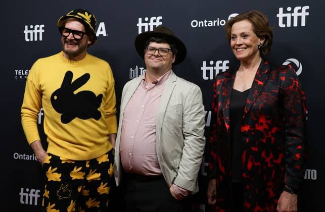 50th Toronto International Film Festival Red carpet of the film Dust bunny Bryan Fulle, the director of the Midnight Madness program and Sigourney Weaver 448466 2025 09 08 Toronto Canada  Copyright: xIsabellexVautierx xStarfacex STAR_448466_070