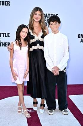 Lucy Anderson mit Gästen bei der Weltpremiere des Kinofilms One Battle After Another im TCL Chinese Theater. Los Angeles, 08.09.2025