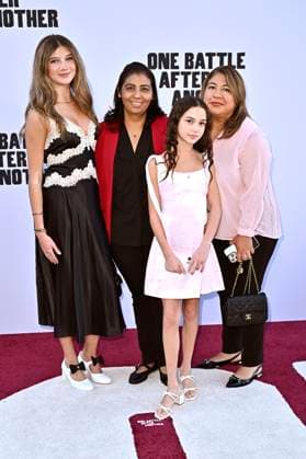 Lucy Anderson mit Gästen bei der Weltpremiere des Kinofilms One Battle After Another im TCL Chinese Theater. Los Angeles, 08.09.2025