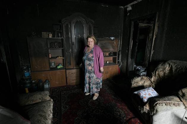 Bilder des Jahres 2025, News September 09 Russia Ukraine Military Operation Shelling 8999999 09.09.2025 A local resident checks her burnt flat in a damaged apartment block following an alleged Ukrainian drone attack amid Russia s military operation in Ukraine, in Makeyevka, Donetsk People s Republic, Russia. At least one person was killed in Makeyevka (also known as Makiivka) during a large-scale Ukrainian drone attack on the Donetsk People s Republic (DPR) on September 8. Taisija Voroncova Sputnik Donetsk People s Republic Russia  Copyright: xTaisijaxVoroncovax