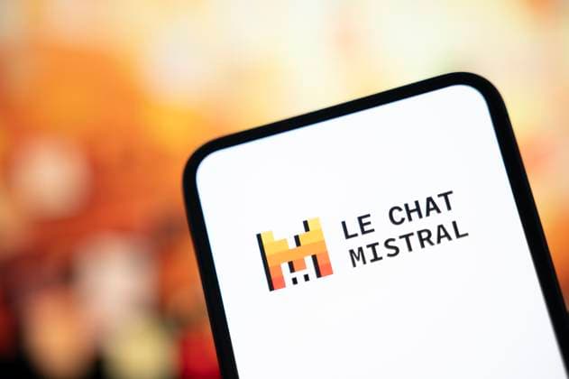 Illustrations Of The Mistral AI Application This photograph shows a smartphone screen displaying the logo of the Le Chat application developed by the French artificial intelligence company Mistral AI, in Creteil, France, on September 9, 2025. CrÃ teil France  Copyright: xSamuelxBoivinx originalFilename: boivin-notitle250909_npqd5.jpg