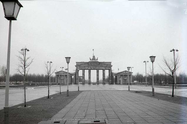 Berlin GER, 2000101, Aufnahme,Berlin, ca. 1976, Stadtansicht, Brandenbuger Tor, Blick nach Westen zur Siegessäule *** Berlin GER, 2000101, photograph,Berlin, ca 1976, city view, Brandenbuger Tor, view to the west to the Victory Column