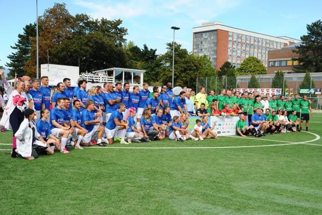Gruppenfoto der beiden Mannschaften. Benefiz-Fußballspiel KICKEN MIT HERZ, das Duell Promis gegen Ärzte für den guten Zweck im Stadion Hoheluft (SC Victoria Hamburg). Hamburg, 07.09.2025 Bitte Bildunterschrift : IMAGO Michael Wigglesworth
