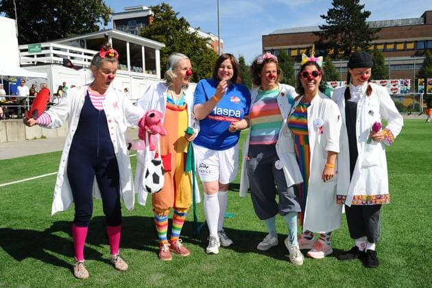 Katharina Fegebank, Hamburgs Zweite Bürgermeisterin und Clowns vom UKE. Benefiz-Fußballspiel KICKEN MIT HERZ, das Duell Promis gegen Ärzte für den guten Zweck im Stadion Hoheluft (SC Victoria Hamburg). Hamburg, 07.09.2025 Bitte Bildunterschrift : IMAGO Michael Wigglesworth