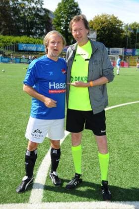Bjarne Mädel und Lou Richter. Benefiz-Fußballspiel KICKEN MIT HERZ, das Duell Promis gegen Ärzte für den guten Zweck im Stadion Hoheluft (SC Victoria Hamburg). Hamburg, 07.09.2025 Bitte Bildunterschrift : IMAGO Michael Wigglesworth