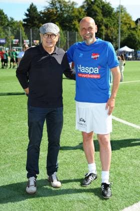Ewald Lienen und Holger Stanislawski. Benefiz-Fußballspiel KICKEN MIT HERZ, das Duell Promis gegen Ärzte für den guten Zweck im Stadion Hoheluft (SC Victoria Hamburg). Hamburg, 07.09.2025 Bitte Bildunterschrift : IMAGO Michael Wigglesworth