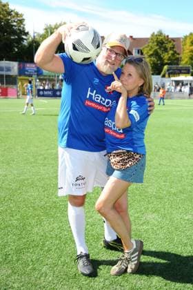 Nova Meierhenrich mit Freund Brian Bojsen. Benefiz-Fußballspiel KICKEN MIT HERZ, das Duell Promis gegen Ärzte für den guten Zweck im Stadion Hoheluft (SC Victoria Hamburg). Hamburg, 07.09.2025 Bitte Bildunterschrift : IMAGO Michael Wigglesworth