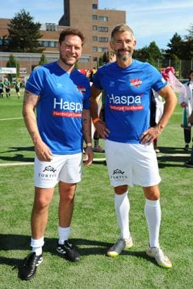 Johannes Oerding und Micky Beisenherz. Benefiz-Fußballspiel KICKEN MIT HERZ, das Duell Promis gegen Ärzte für den guten Zweck im Stadion Hoheluft (SC Victoria Hamburg). Hamburg, 07.09.2025 Bitte Bildunterschrift : IMAGO Michael Wigglesworth