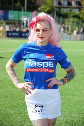 Belle la Donna. Benefiz-Fußballspiel KICKEN MIT HERZ, das Duell Promis gegen Ärzte für den guten Zweck im Stadion Hoheluft (SC Victoria Hamburg). Hamburg, 07.09.2025 Bitte Bildunterschrift : IMAGO Michael Wigglesworth
