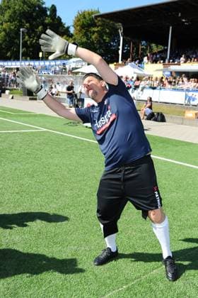 Tim Mälzer. Benefiz-Fußballspiel KICKEN MIT HERZ, das Duell Promis gegen Ärzte für den guten Zweck im Stadion Hoheluft (SC Victoria Hamburg). Hamburg, 07.09.2025 Bitte Bildunterschrift : IMAGO Michael Wigglesworth
