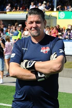 Tim Mälzer. Benefiz-Fußballspiel KICKEN MIT HERZ, das Duell Promis gegen Ärzte für den guten Zweck im Stadion Hoheluft (SC Victoria Hamburg). Hamburg, 07.09.2025 Bitte Bildunterschrift : IMAGO Michael Wigglesworth
