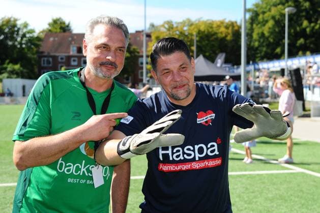 Prof. Dr. med. Thomas Mir und Tim Mälzer. Benefiz-Fußballspiel KICKEN MIT HERZ, das Duell Promis gegen Ärzte für den guten Zweck im Stadion Hoheluft (SC Victoria Hamburg). Hamburg, 07.09.2025 Bitte Bildunterschrift : IMAGO Michael Wigglesworth
