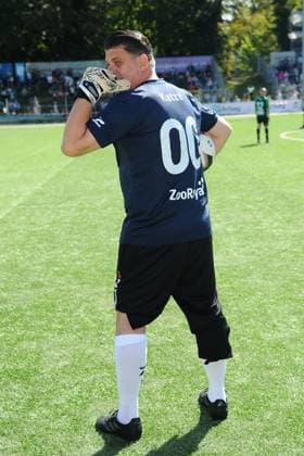 Tim Mälzer. Benefiz-Fußballspiel KICKEN MIT HERZ, das Duell Promis gegen Ärzte für den guten Zweck im Stadion Hoheluft (SC Victoria Hamburg). Hamburg, 07.09.2025 Bitte Bildunterschrift : IMAGO Michael Wigglesworth