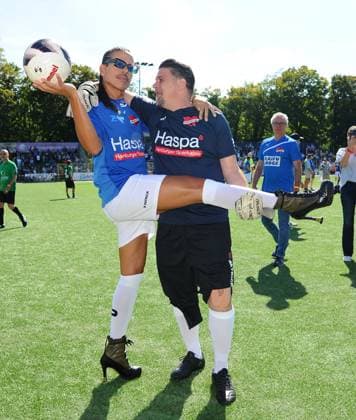 Jorge Gonzalez und Tim Mälzer. Benefiz-Fußballspiel KICKEN MIT HERZ, das Duell Promis gegen Ärzte für den guten Zweck im Stadion Hoheluft (SC Victoria Hamburg). Hamburg, 07.09.2025 Bitte Bildunterschrift : IMAGO Michael Wigglesworth