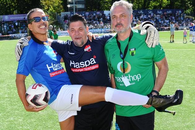Jorge Gonzalez, Tim Mälzer und Prof. Dr. med. Thomas Mir. Benefiz-Fußballspiel KICKEN MIT HERZ, das Duell Promis gegen Ärzte für den guten Zweck im Stadion Hoheluft (SC Victoria Hamburg). Hamburg, 07.09.2025 Bitte Bildunterschrift : IMAGO Michael Wigglesworth