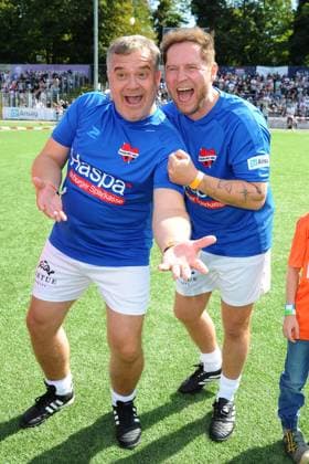 Elton und Johannes Oerding. Benefiz-Fußballspiel KICKEN MIT HERZ, das Duell Promis gegen Ärzte für den guten Zweck im Stadion Hoheluft (SC Victoria Hamburg). Hamburg, 07.09.2025 Bitte Bildunterschrift : IMAGO Michael Wigglesworth