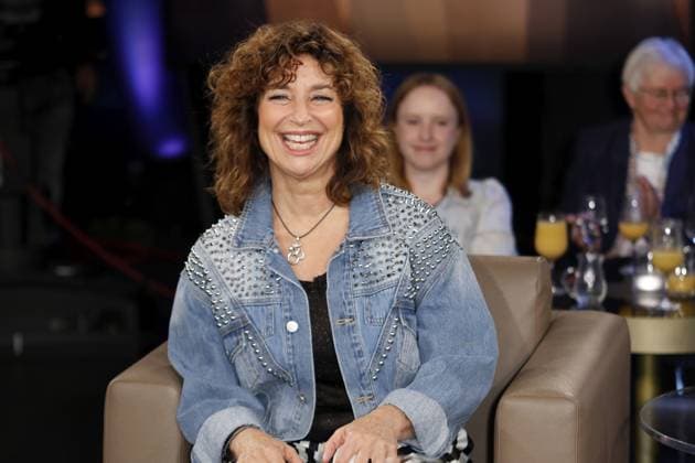 Isabel Varell, Sängerin, Schauspielerin, Moderatorin und Autorin, zu Gast in der Fernsehsendung NDR Talk Show in den NDR Studios, Hamburg, Deutschland Isabel Varell, singer, actress, presenter and author, guest on the television programme NDR Talk Show at the NDR Studios, Hamburg, Germany Copyright: imageBROKER ChristopherxTamcke ibltam14333104.jpg