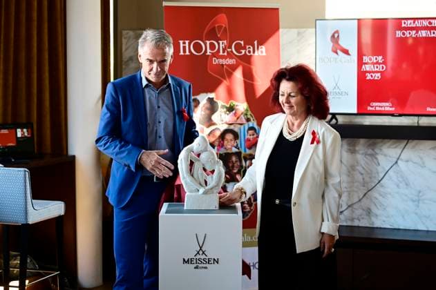 Tillmann Blaschke und Viola Klein beim Pressegespräch und Präsentation des 15. HOPE-Award zur 17. HOPE-Gala Dresden in der RIVA Bar des Hotel Townhouse Dresden a Vagabond Club am Neumarkt. Dresden, 09.09.2025