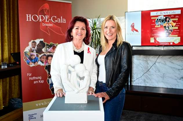 Viola Klein und Stefanie Hertel beim Pressegespräch und Präsentation des 15. HOPE-Award zur 17. HOPE-Gala Dresden in der RIVA Bar des Hotel Townhouse Dresden a Vagabond Club am Neumarkt. Dresden, 09.09.2025