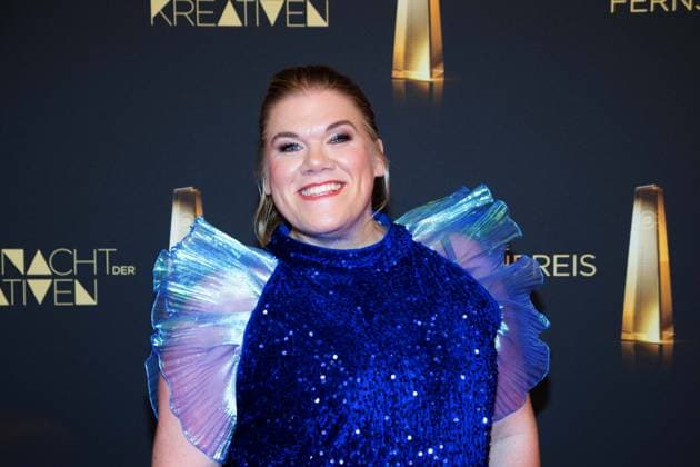 Gisa FLAKE, Schauspielerin, Roter Teppich, Red Carpet Show, Ankunft, arrival, Verleihung des Deutschen Fernsehpreises, Die Nacht der Kreativen - Der Deutsche Fernsehpreis 2025, Deutscher Fernsehpreis 2025 in der Flora Koeln, am 09.09.2025.