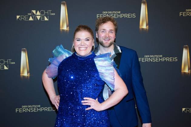 Gisa FLAKE, Schauspielerin, mit Ehemann Knud RIEPEN, Roter Teppich, Red Carpet Show, Ankunft, arrival, Verleihung des Deutschen Fernsehpreises, Die Nacht der Kreativen - Der Deutsche Fernsehpreis 2025, Deutscher Fernsehpreis 2025 in der Flora Koeln, am 09.09.2025.