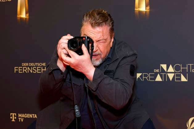 Schauspieler Armin Rohde mit einer Leica beim roten Teppich bei der Nacht der Kreativen 2025. Die Nacht der Kreativen am Vorabend zum Deutschen Fernsehpreis verleiht jedes Jahr Fernsehpreise an Menschen hinter der Kamera. Köln, 09.09.2025 NRW Deutschland Copyright: xChristophxHardtx
