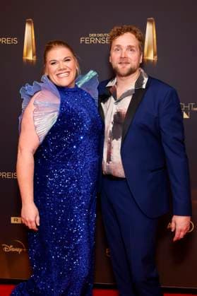 Schauspielerin Gisa Flake und ihr Ehemann Schauspieler Knud Riepen beim roten Teppich bei der Nacht der Kreativen 2025. Die Nacht der Kreativen am Vorabend zum Deutschen Fernsehpreis verleiht jedes Jahr Fernsehpreise an Menschen hinter der Kamera. Köln, 09.09.2025 NRW Deutschland Copyright: xChristophxHardtx