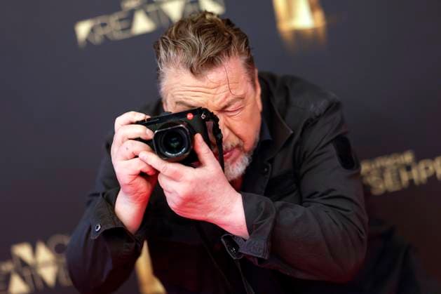 Schauspieler Armin Rohde mit einer Leica beim roten Teppich bei der Nacht der Kreativen 2025. Die Nacht der Kreativen am Vorabend zum Deutschen Fernsehpreis verleiht jedes Jahr Fernsehpreise an Menschen hinter der Kamera. Köln, 09.09.2025 NRW Deutschland Copyright: xChristophxHardtx