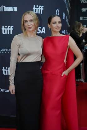September 9, 2025, Toronto, Ontario, Canada: (L-R) Kerry Condon and Felicity Jones attend the red carpet for the Ã¢â‚¬ËœTrain DreamsÃ¢â‚¬â ¢ premiere during the 2025 Toronto International Film Festival at Royal Alexandra Theatre. on September 9, 2025 in Toronto, Canada. Toronto Canada - ZUMAe321 20250909_zea_e321_245 Copyright: xLeonardoxRamirezx