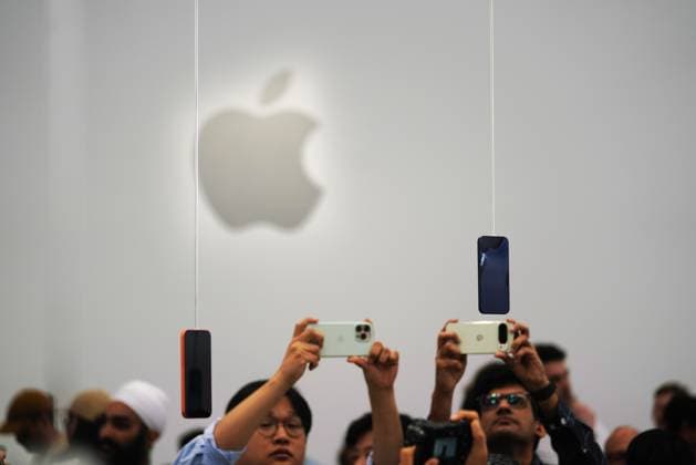 (250910) -- SAN FRANCISCO, Sept. 10, 2025 -- People take photos of new Apple products after their launch in Cupertino, California, the United States, on Sept. 9, 2025. Apple Inc. on Tuesday announced a series of new iPhones and wireless earphone products, including iPhone 17, all-new iPhone Air and AirPods Pro 3. ) U.S.-CALIFORNIA-CUPERTINO-APPLE-NEW PRODUCTS-LAUNCH WuxXiaoling 