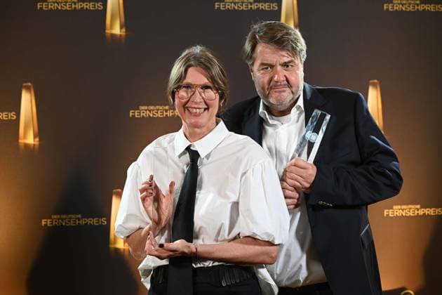 Anke Winckler (Kostuem), Julian Augustin (Szenenbild) fuer Ich bin Dagobert Preistraeger Beste Ausstattung Fiktion, Verleihung des Deutschen Fernsehpreises, Die Nacht der Kreativen - Der Deutsche Fernsehpreis 2025, Deutscher Fernsehpreis 2025 in der Flora Koeln, am 09.09.2025.
