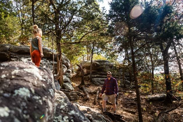 IMAGO Creative, Jahreszeit Herbst auf dem Land Family hiking at Illinois Garden of the Gods during fall Herod, Illinois, United States CR_WEKW250908-1826757-01 ,model released, Symbolfoto