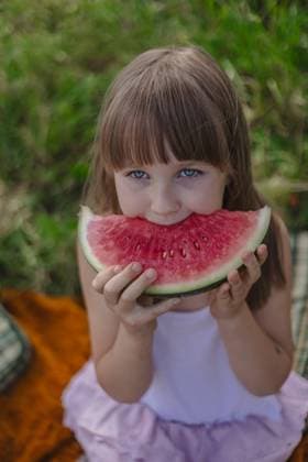 Creative Highlight Symbolbilder Two sisters have a picnic in the summer garden. Childhood Mainz, Rhineland-Palatinate, Germany CR_ZQTX25090804-1786290-01 ,model released, Symbolfoto